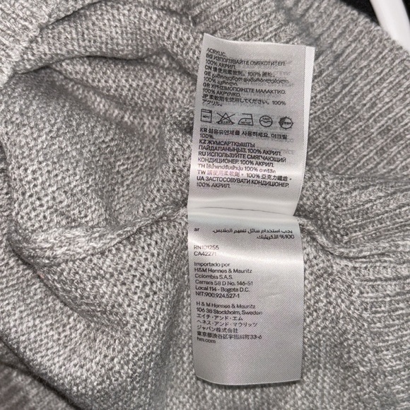 H&M Divided Women’s Cropped Hi-Lo Grey Crewneck Sweater | Size: XS - Picture 11 of 12